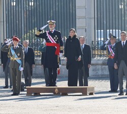 Los Reyes y la Princesa de Asturias reciben Honores Militares en e Palacio Real de Madrid