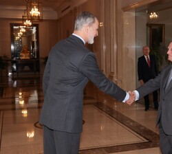 Su Majestad el Rey recibe el saludo del presidente de Fundación CRE100DO, Carlos Mira