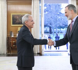 Don Felipe recibe el saludo del secretario de Estado de Hacienda, Jesús Gascón Catalán