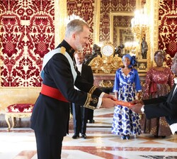 Su Majestad el Rey recibe en el Palacio Real de Madrid las Cartas Credenciales del embajador de la República de Angola, Anfredo Dombe
