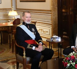 Su Majestad el Rey conversa con el embajador de la República de El Salvador, Joaquín Alexander Maza Martelli, tras recibir las Cartas Credenciales