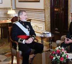 Su Majestad el Rey conversa con el embajador de la República de Macedonia del Norte, Edmond Ademi, tras recibir las Cartas Credenciales