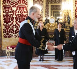 Su Majestad el Rey recibe en el Palacio Real de Madrid las Cartas Credenciales del embajador de la República del Perú, Walter Francisco Gutiérrez Cama