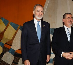 Su Majestad el Rey junto a Su Excelencia César Bernardo Arévalo de León, Presidente de la República de Guatemala