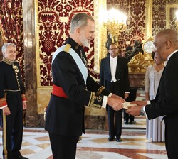 Su Majestad el Rey recibe en el Palacio Real de Madrid las Cartas Credenciales del embajador de la República de Mozambique, Eugenio Agostinho Langa