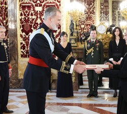 Su Majestad el Rey recibe en el Palacio Real de Madrid las Cartas Credenciales de la embajadora de la República de Turquía, Nüket Küçükel Ezberci