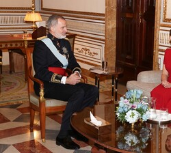 Su Majestad el Rey conversa con la embajadora de la República de Costa Rica, Adriana Bolaños Argueta, tras recibir las Cartas Credenciales