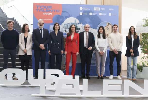 Fotografía de grupo de Su Majestad la Reina con las autoridades, personalidades y los candidatos al Premio "CreaEmpresa 2024" de la Fundació