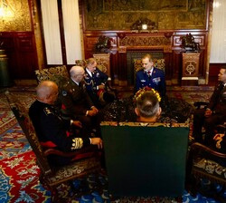 Su Majestad el Rey en un momento de la audiencia mantenida con los generales de división y el vicealmirante en el Palacio Real de Madrid