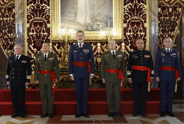Su Majestad el Rey acompañado de los generales de división y vicealmirante recibidos en audiencia