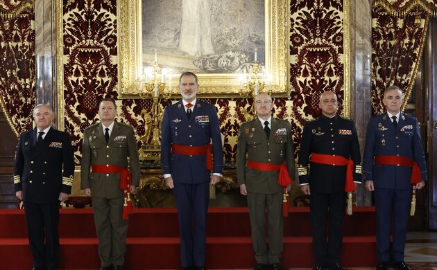 Su Majestad el Rey acompañado de los generales de división y vicealmirante recibidos en audiencia