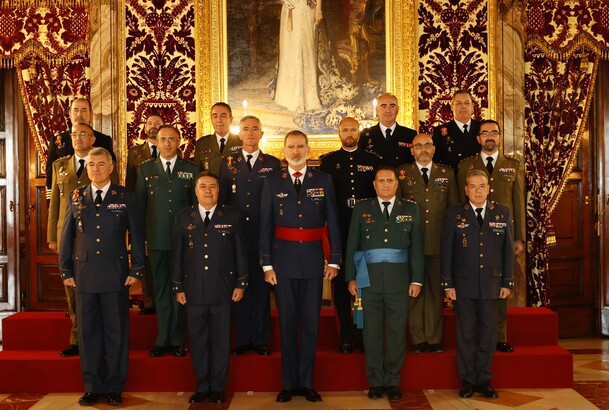 Su Majestad el Rey junto a los coroneles y capitanes de navío, tras haber sido designados para asumir el mando de distintas unidades militares