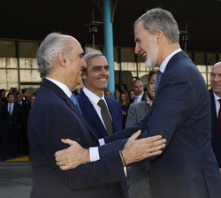 Su Majestad el Rey es recibido por el el presidente de Grupo ALSA, Jacobo Cosmen y el vicepresidente de National Express, Jorge Cosmen