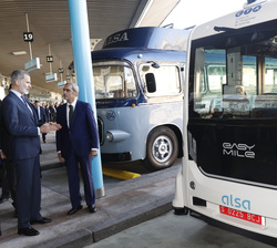 Su Majestad el Rey conversa con el presidente de Grupo ALSA, Jacobo Cosmen, sobre uno de los autobuses de la exposición
