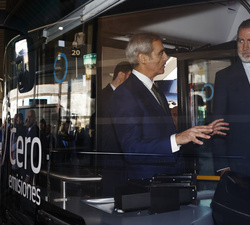 Su Majestad el Rey conversa con el presidente de Grupo ALSA, Jacobo Cosmen, sobre un autobus de Cero Emisiones