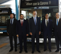 Fotografía de grupo de Su Majestad el Rey con el presidente del Principado de Asturias; el ministro de Transportes y Movilidad Sostenible; el presiden