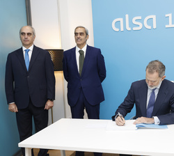 Su Majestad el Rey firma en el Libro de Honor del centenario del Grupo ALSA, en presencia del presidente de Grupo ALSA, Jacobo Cosmen y del vicepresid