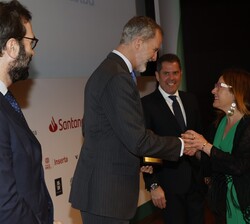 Su Majestad el Rey entrega el premio en la categoría Pyme Creación de Empleo a la consejera delegada de Aslam Business Corporation, Ana Mesonero