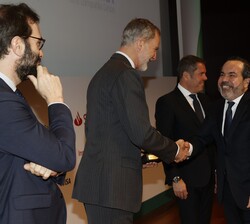 Su Majestad el Rey entrega el premio en la categoría Pyme con Mejores Prácticas de Pago al presidente de Auxitec, Pascal Gómez