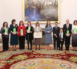 Fotografía de grupo de Su Majestad la Reina con los galardonados en los Premios Nacionales de Discapacidad Reina Letizia