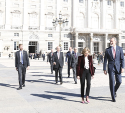 Su Majestad el Rey acompañado por la presidenta del Consejo de Administración del Patrimonio Nacional, Ana de la Cueva, se dirige por la Plaza de Arma
