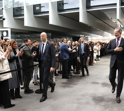 Su Majestad el Rey recibe un caluroso aplauso a su llegada al Campus de Repsol en Madrid