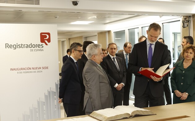 Don Felipe observa uno de los documentos históricos del Colegio de Registradores de España