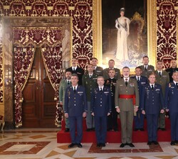 Su Majestad el Rey junto a los coroneles asistentes a ala audiencia militar