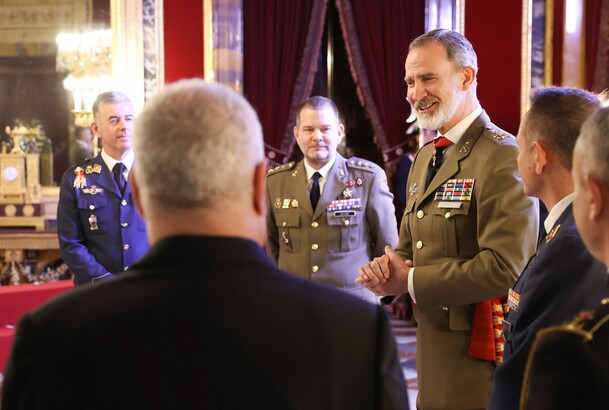 Su Majestad el Rey durante la audiencia militar a un grupo de coroneles, tras haber sido designados para asumir el mando de distintas unidades militares
