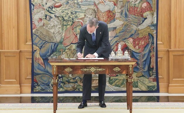 Su Majestad el Rey firma la sanción de la reforma del artículo 49 de la Constitución Española