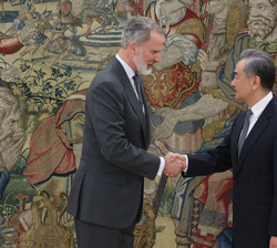 Su Majestad el Rey recibe el saludo del ministro de Relaciones Exteriores de la República Popular China, Wang Yi