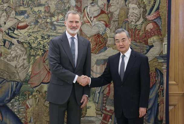 Su Majestad el Rey junto al ministro de Relaciones Exteriores de la República Popular China, Wang Yi