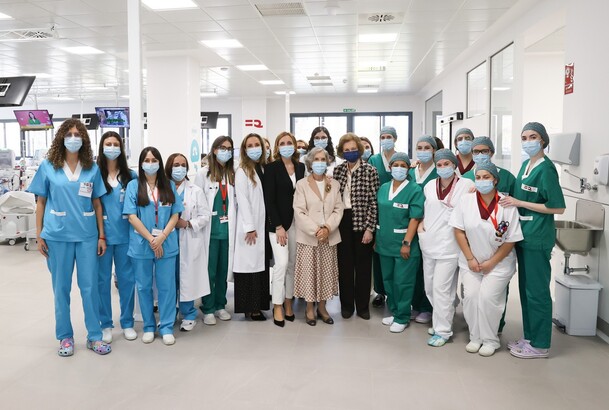 Su Majestad la Reina Doña Sofía junto a una representación del personal sanitario que atiende a los pacientes en el nuevo centro de la Fundación Renal