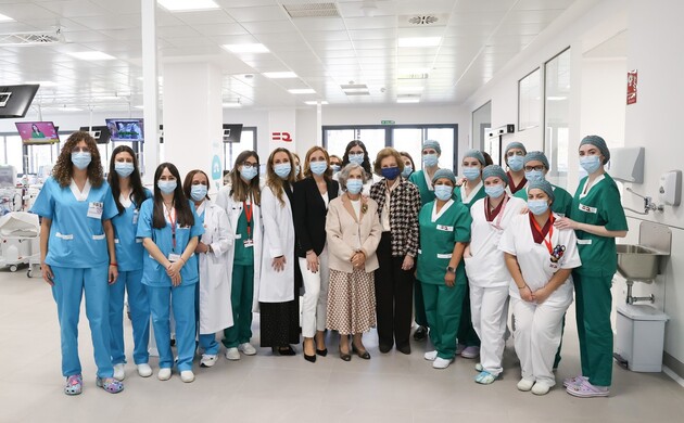 Su Majestad la Reina Doña Sofía junto a una representación del personal sanitario que atiende a los pacientes en el nuevo centro de la Fundación Renal