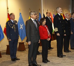 Su Majestad el Rey, junto a la delegación española, en el acto de imposición de condecoración a SACEUR