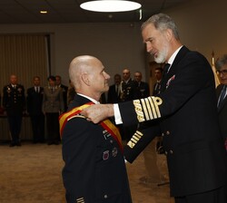 Su Majestad el Rey durante la entrega  de la Gran Cruz del Mérito Naval a SACEUR