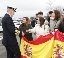 A su salida, Su Majestad el Rey saluda a los familiares del personal español destinado en SHAPE