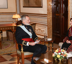 Su Majestad el Rey conversa con la Embajadora del Reino Hachemita de Jordania, Sra. Raghed Basem Antone Al Saqqa, tras recibir las Cartas Credenciales