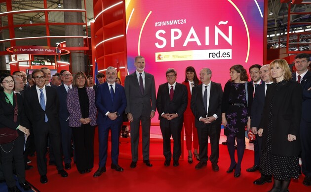 Su Majestad el Rey junto a las autoridades en el pabellón de España