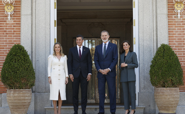 Sus Majestades los Reyes junto al Presidente de la República de Paraguay, Santiago Peña Palacios, y la Primera Dama, Leticia Ocampos