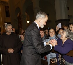Tras la visita, Su Majestad el Rey recibe el saludo de los fieles congregados en la Basílica