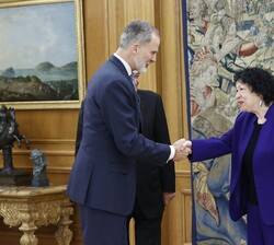 Su Majestad el Rey recibe el saludo de la jueza del Tribunal Supremo de los Estados Unidos de América, Sonia Sotomayor