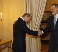 Su Majestad el Rey recibe el saludo del presidente de la Fundación Institucional Española (FIES), Rafael Guardans