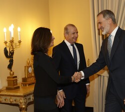 Su Majestad el Rey recibe el saludo del presidente de la directora general de Regulación, Asuntos Públicos y Sostenibilidad de Orange España, Luz Usam
