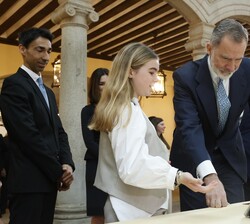 Su Majestad el Rey observa el trabajo de la niña Mercedes Dolores Lucena Ortega, del Colegio El Encinar (2º de E.S.O.) de Córdoba (Edición 41)