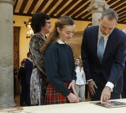 Su Majestad el Rey observa el trabajo de la niña Carmen Serrano de Lasala, de 1º de E.S.O del Colegio Sansueña de Zaragoza (Edición 41)
