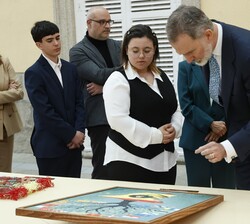 El Rey observa el trabajo de la niña Lara Truyol Garriga, de 6º de Primaria del Colegio La Salle de Alaior (Menorca) (Edición 41)