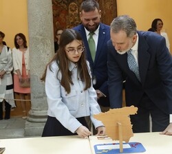 El Rey observa el trabajo de la niña Lucía Burgos Ramós, de 2º de Primaria del Colegio San Daniel de Ceuta (Edición 41)