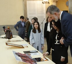 Su Majestad el Rey observa el trabajo de la niña Amelia Alesón Orallo, de 2º de E.S.O. del I.E.S Bárbara de Braganza de Badajoz (Edición 41) 