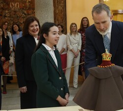 El Rey observa el trabajo de la niña Camino Muñiz Delgado, de 4º de Primaria del Colegio Las Acacias de Vigo (Edición 